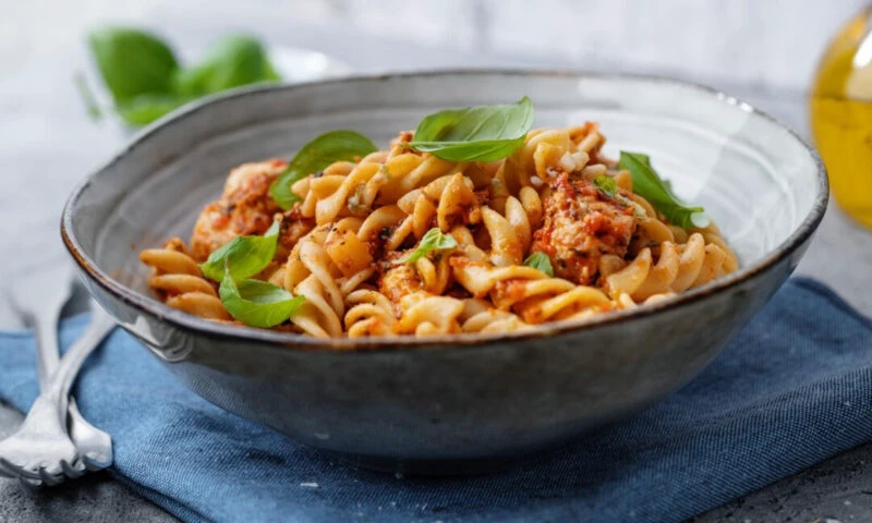 Ultima zi cu dezlegare la pește din postul Crăciunului. Rețetă de paste cremoase cu ton și sos roșu