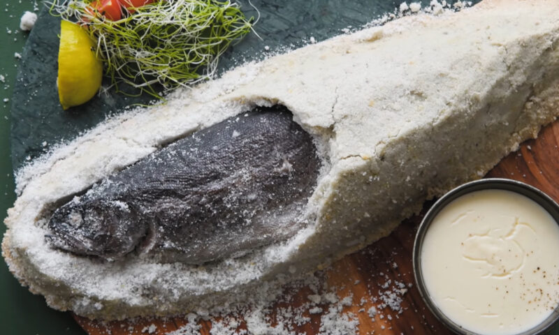 Pește în crustă de sare la cuptor. Preparatul care nu trebuie să lipsească de pe masa de Revelion