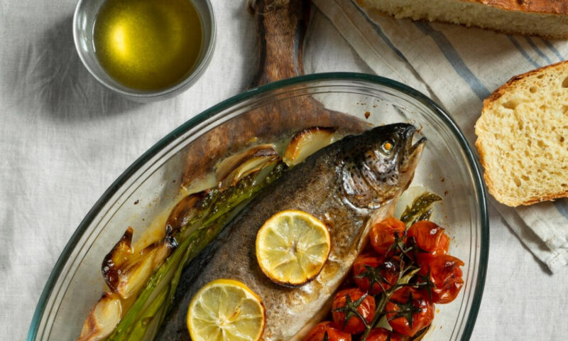 Macrou la cuptor cu legume. Un prânz rapid, sănătos și ideal pentru întreaga familie