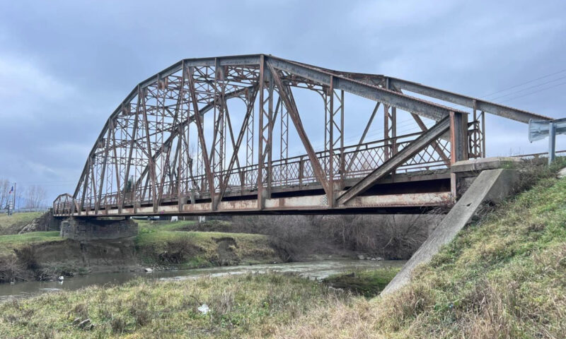 Pericol pentru șoferi lângă Brașov. Un pod s-ar putea prăbuși în orice moment