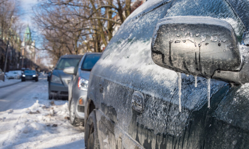 Zăpadă de 20 de centimetri în Maramureș, autoritățile au intervenit cu 500 de tone de material antiderapant