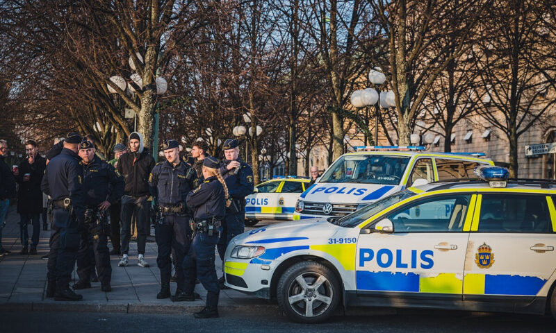 Zece oameni au fost răniți, după ce un autobuz a intrat într-un imobil din Stockholm. Un pasager se află în stare gravă