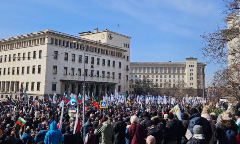 Guvernul Bulgariei a căzut înaintea votului pe moțiunea de cenzură, după săptămâni de proteste contra taxelor