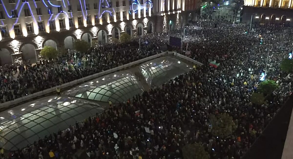 Bulgaria iese în stradă. Afișe, scandări și drapele în toate orașele