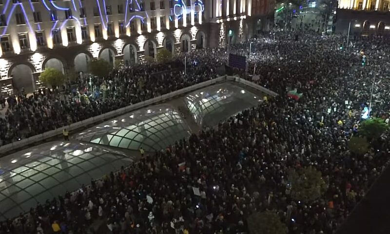 Bulgaria iese în stradă. Afișe, scandări și drapele în toate orașele