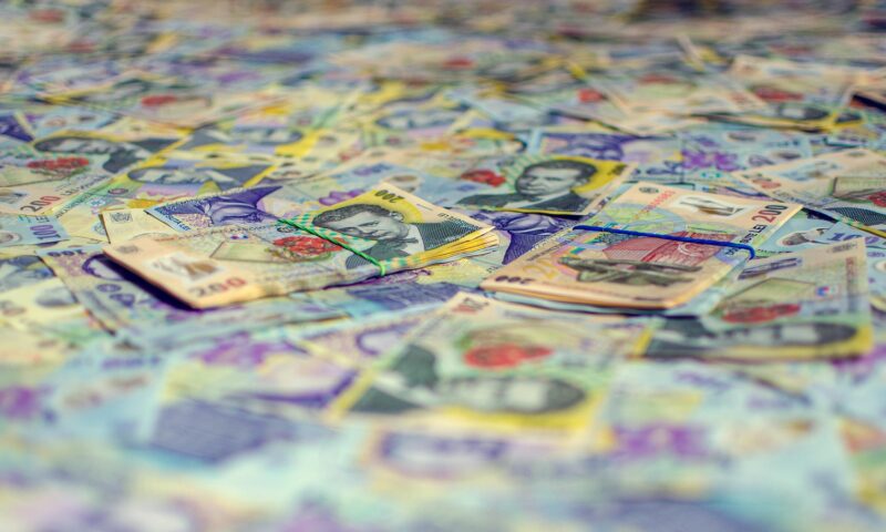 Salariile din sistemul bugetar ar putea fi înghețate. Guvernul pregătește două OUG-uri