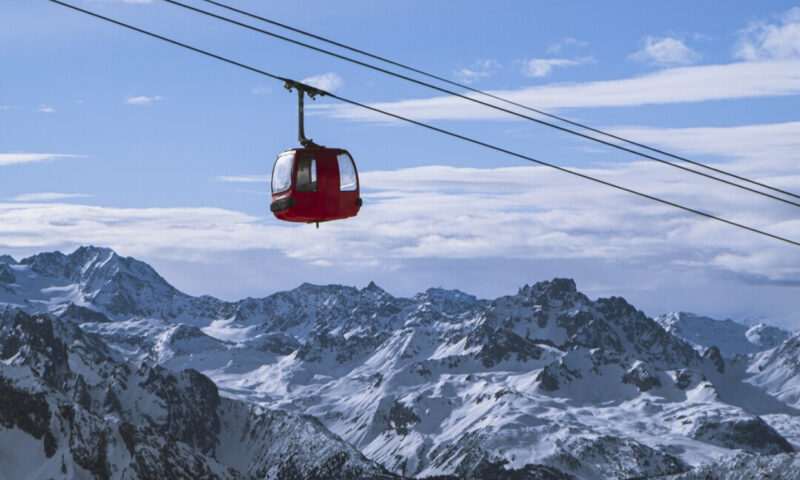 Momente de groază la 2.800 de metri altitudine. Aproximativ 100 de turiști au rămas blocați într-o telecabină din Italia. Printre ei se aflau trei români. Update