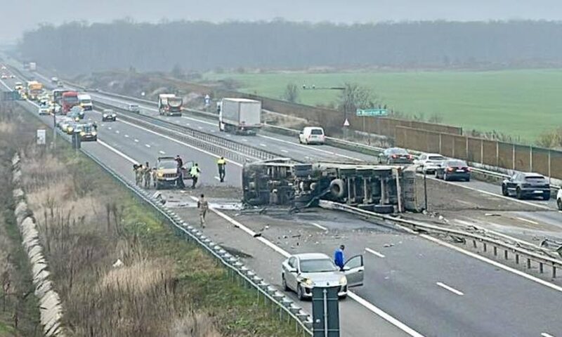 Trafic rutier blocat pe Autostrada A3 spre Ploiești. Un tir încărcat cu piatră s-a răsturnat