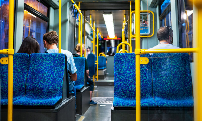 Reduceri la transport în 2026. Categoriile de persoane care beneficiază de tarife mai mici