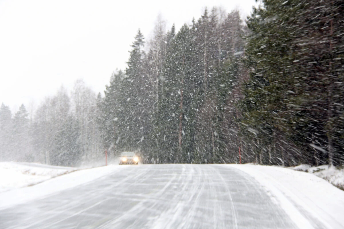 Rafale uriașe și troiene, în munții din vestul țării. Vânt de 120 km/h, în Hunedoara și Caraș‑Severin.