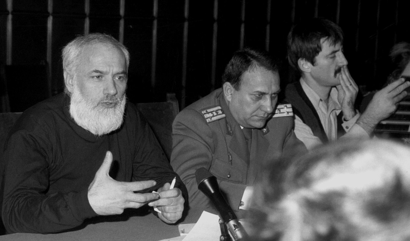 Intalnire Gelu Voican Voiculescu ,cu cadre militare din armata romana. 1990