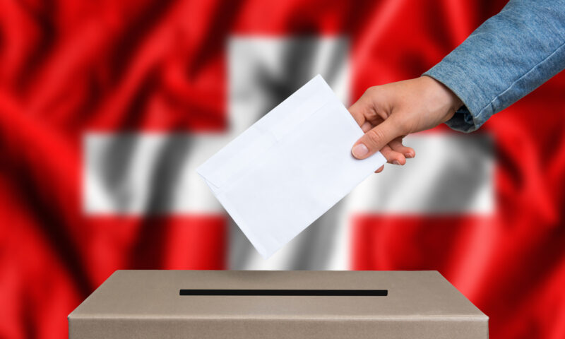 Cetățenii din Elveția resping ideile marxiste și serviciul militar obligatoriu pentru femei