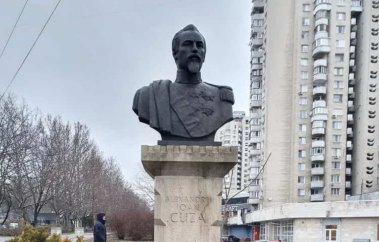 Mica unire, comemorată la Chişinău: flori la monumentul lui Cuza şi rugăciune la Mitropolia Basarabiei