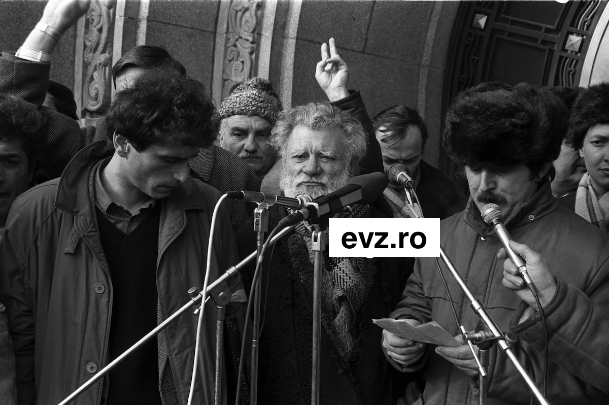 28 ianuarie 1990, Ernest Maftei vorbeste la mitingul FSN