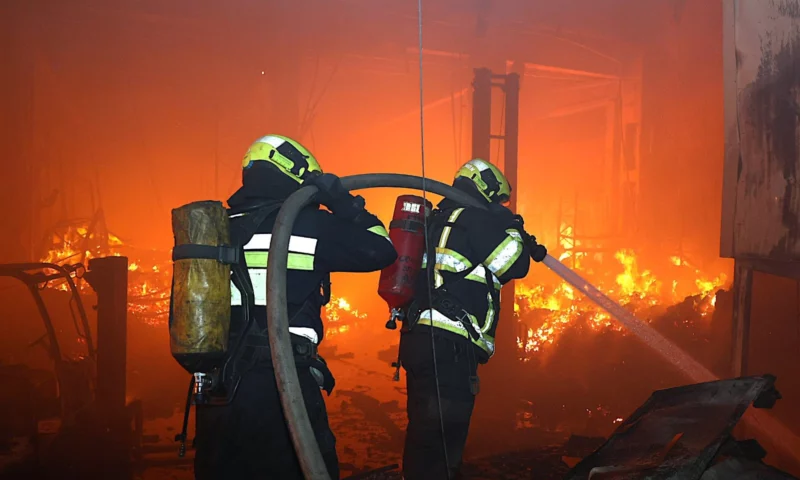 Incendiu într-o parcare din zona Tomis Mall din Constanța. Un autoturism a luat foc, pompierii au intervenit de urgență