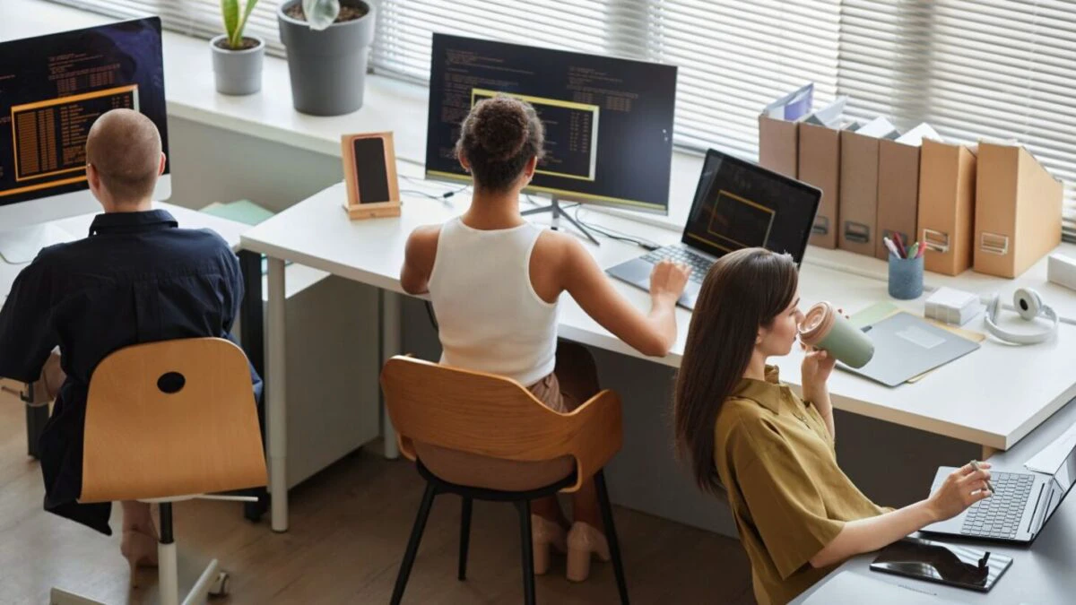 Exclusiv. Generația care întreabă de ce? Cum schimbă tinerii regulile la locul de muncă