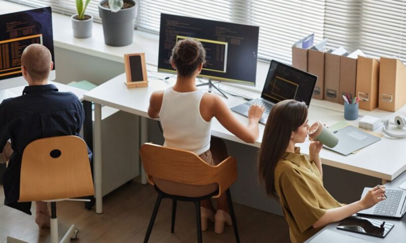 Exclusiv. Generația care întreabă de ce? Cum schimbă tinerii regulile la locul de muncă