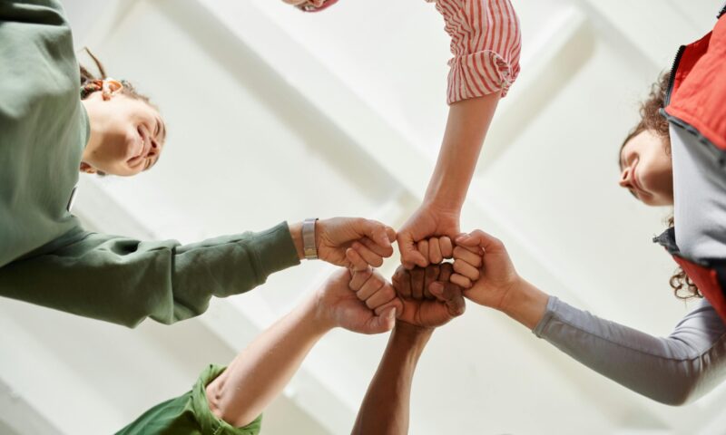 Exclusiv. Singurătatea modernă și soluțiile ei. De ce terapia de grup începe să prindă contur în România