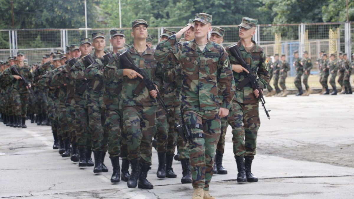 Armata moldovenească renunţă la automatul Kalaşnikov