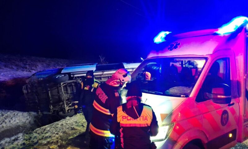 Accident rutier în județul Suceava. Un microbuz din Republica Moldova, implicat într-un grav incident pe drumul spre Germania