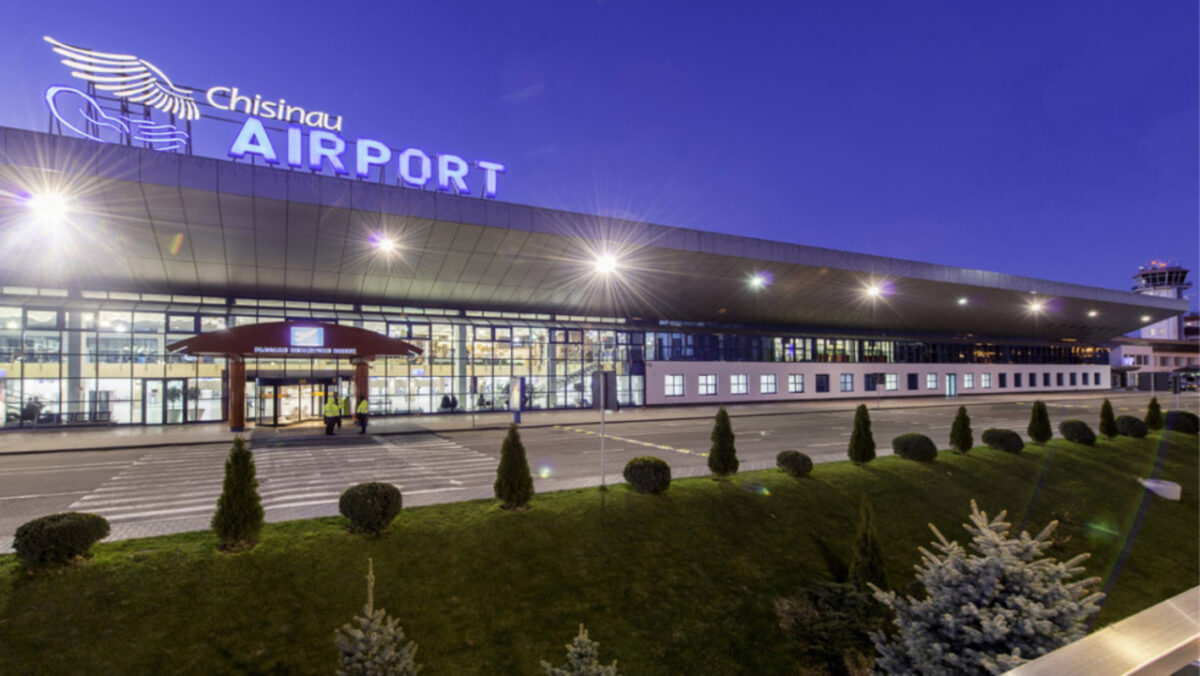Aglomerație la Aeroportul Internațional „Eugen Doga” – Chișinău. Pasagerii, sfătuiți să ajungă cu trei ore înainte de zbor