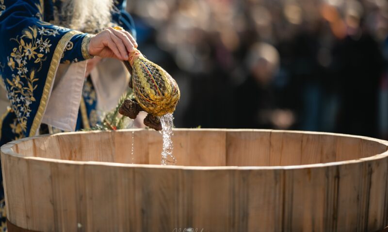 Cum se consumă Agheasma Mare, potrivit rânduielii bisericești. Explicațiile unui preot pentru credincioși