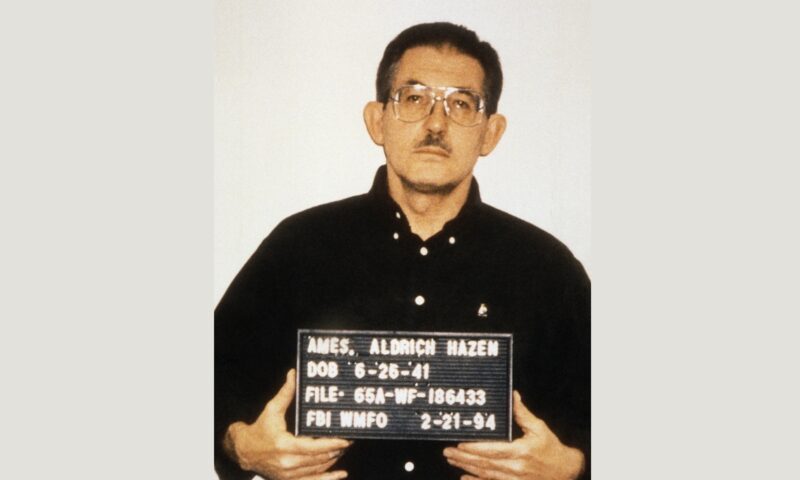 A murit Aldrich Ames, agentul dublu care și-a trădat colegii din CIA pentru o casă mai mare și un Jaguar