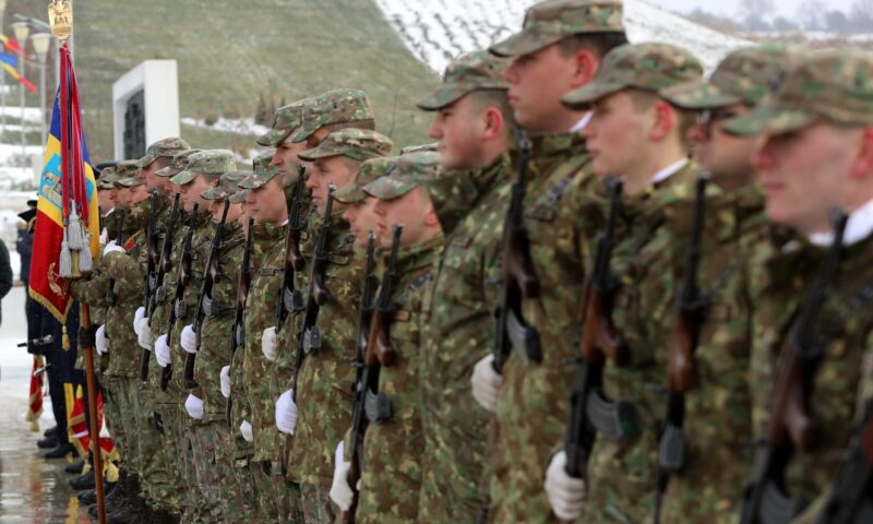 Tinerii care urmează stagiul militar voluntar, obligați să revină în țară în caz de război. Legea a fost promulgată