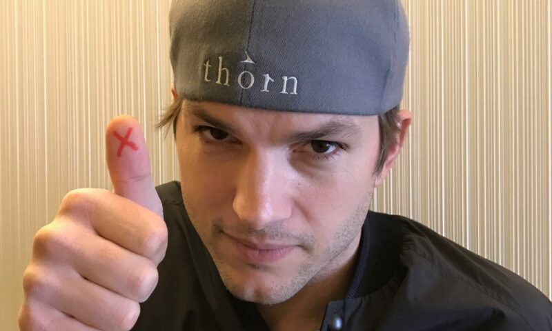 Ashton Kutcher neagă existența unor standarde de frumusețe impuse la Hollywood