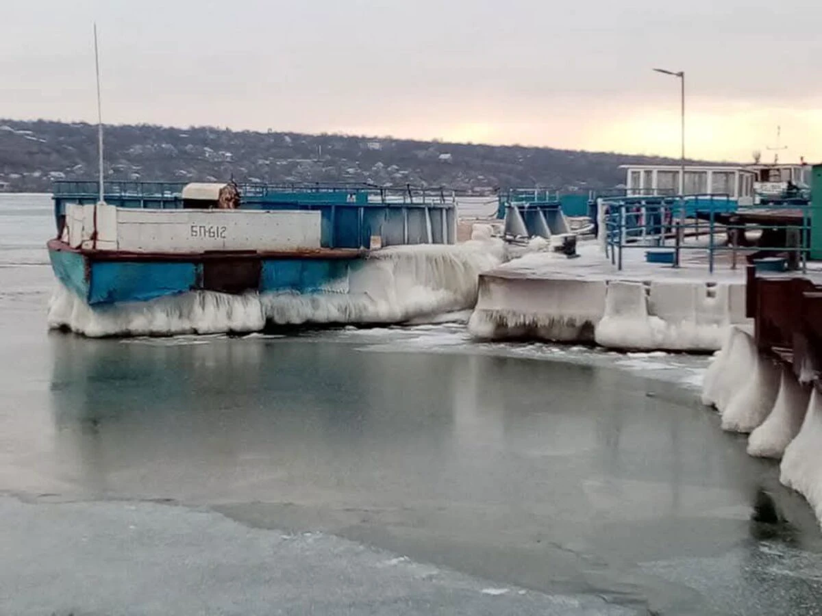 Gerul paralizează una dintre cele mai importante legături peste Nistru. Bacul de la Molovata, suspendat pe termen nedeterminat