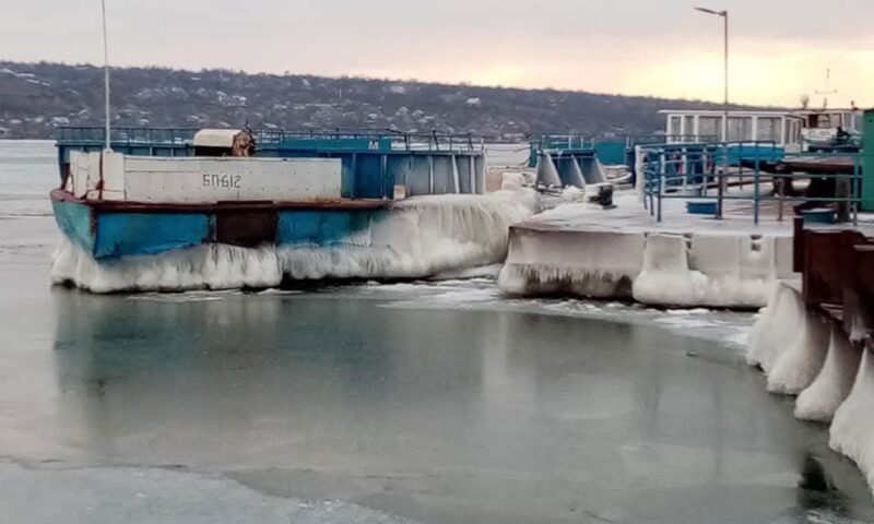 Gerul paralizează una dintre cele mai importante legături peste Nistru. Bacul de la Molovata, suspendat pe termen nedeterminat