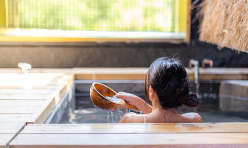 De ce persoanele cu tatuaje nu au voie în băile termale din Japonia