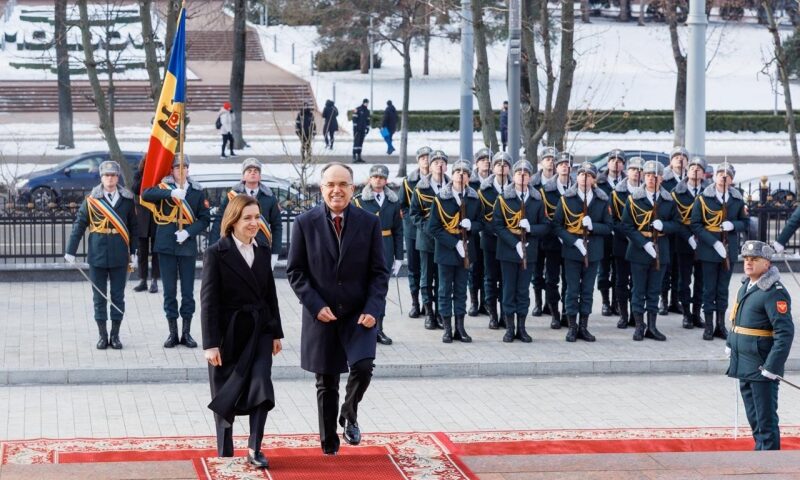 Prima vizită prezidențială în peste 20 de ani. Președintele Albaniei, primit la Chișinău de Maia Sandu: „Suntem două țări unite de același viitor european”