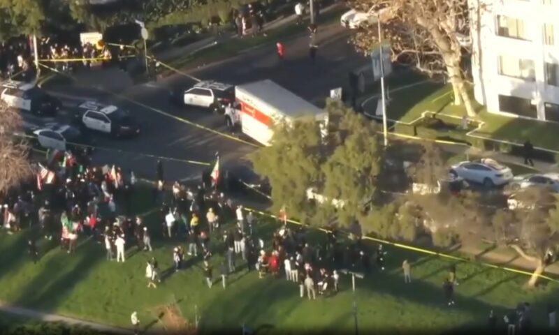 Incident la un protest din Los Angeles. Un camion a pătruns printre manifestanți