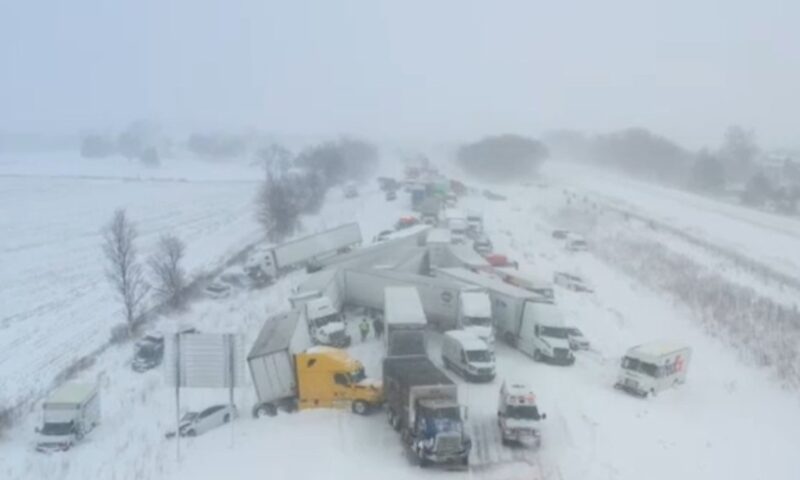 Zăpada paralizează traficul în SUA. Carambol cu peste 100 de mașini pe o autostradă din Michigan