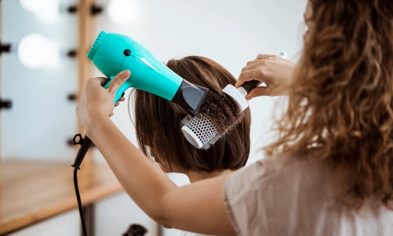 Ce coafuri și tunsori se poartă în 2026. Sfatul specialistului pentru o rutină corectă