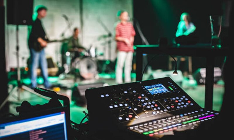 Secretele salariilor din muzică: cât câștigă echipa vedetelor