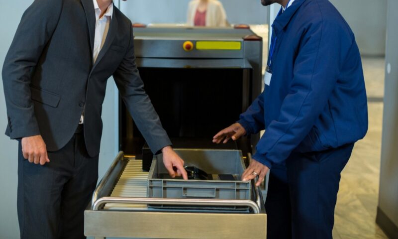 Obiecte aparent banale care îți pot crea probleme la controalele de securitate din aeroporturi 