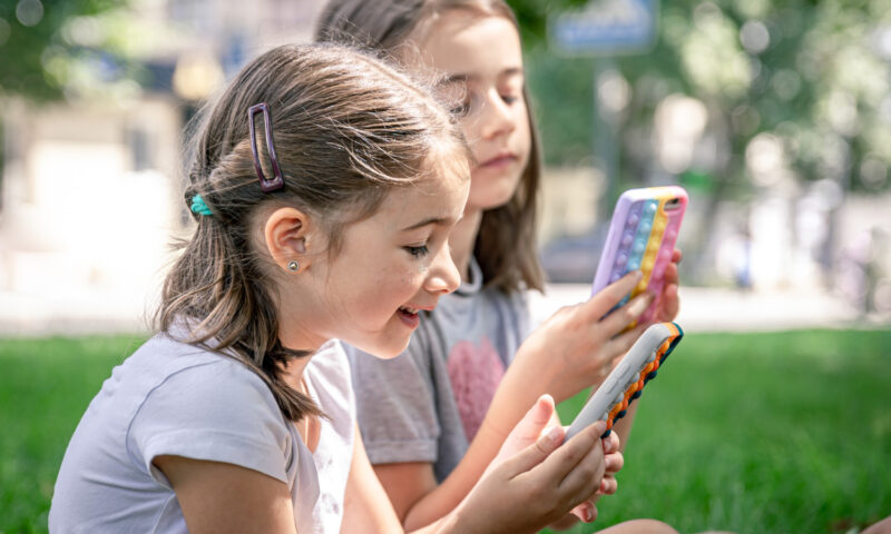 Rețelele sociale vor fi interzise copiilor sub 15 ani și în Europa. Prima țară care vrea să adopte modelul australian