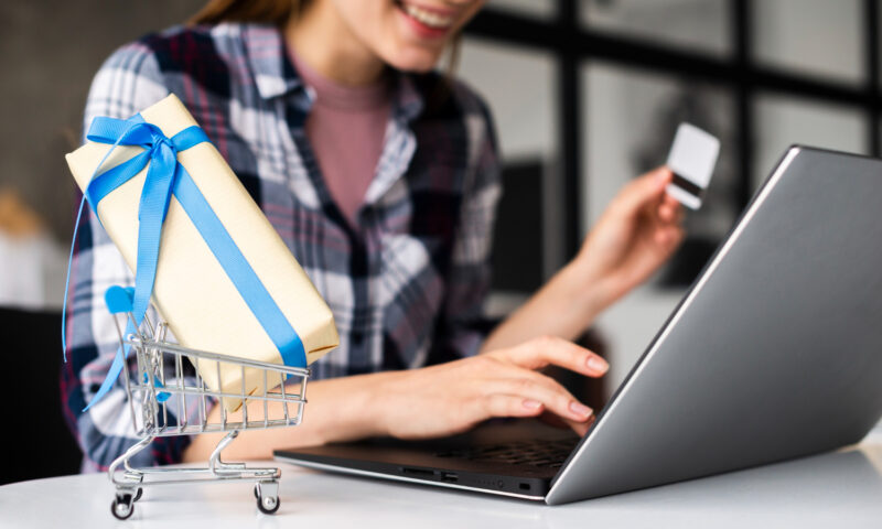 Pericolul pentru consumatorii români vine sub forma unei ispite și cu o pereche de cătușe. Ce trebuie să știm când comandăm online