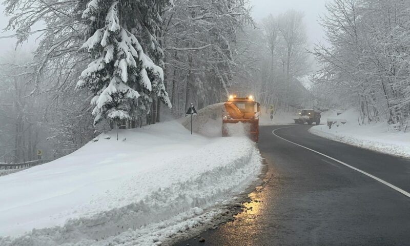 Drumuri cu polei și ninsori abundente în Maramureș. Avertismentul autorităților pentru șoferi