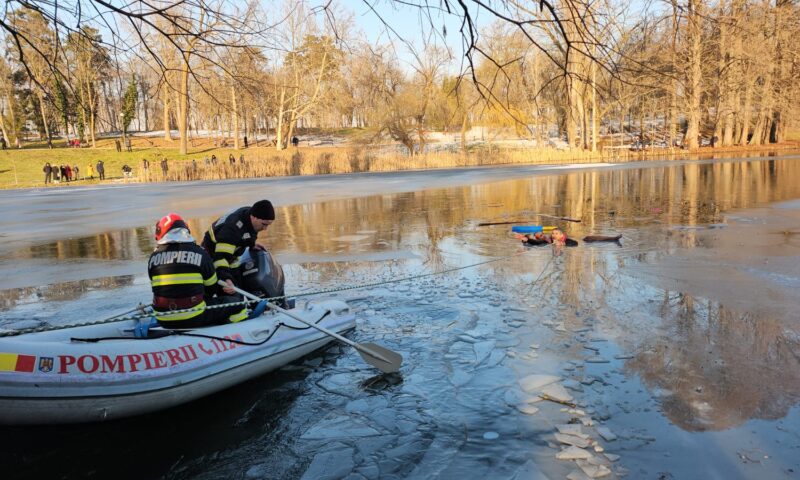 Fetița care a căzut în lacul din Parcul Romanescu din Craiova, salvată de un nepalez