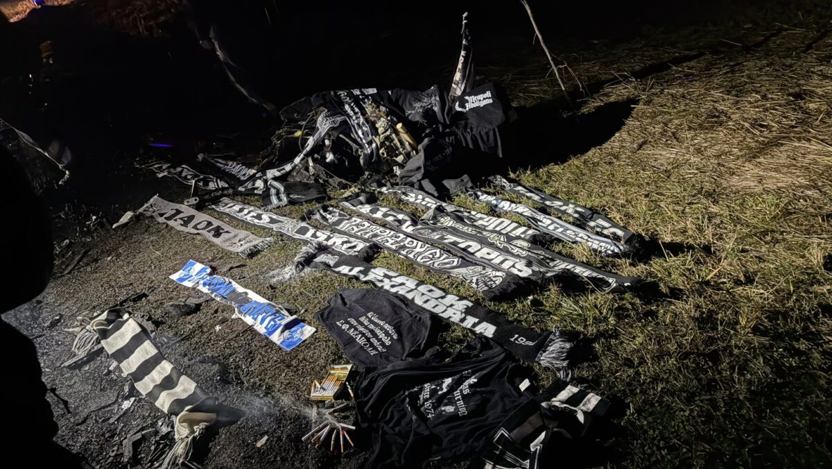 Suporterii PAOK Salonic au aprins torțe și au lăsat fulare la locul accidentului din Timiș