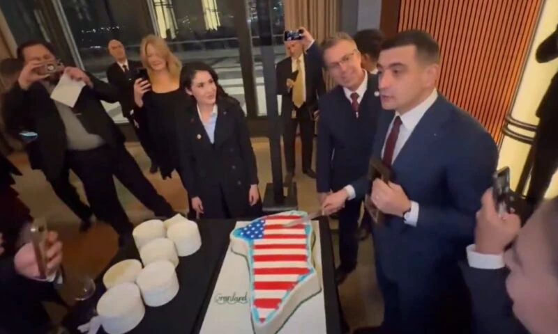 Bolojan, despre momentul în care Simion a tăiat un tort în forma Groenlandei: Fiecare om politic face ceea ce consideră