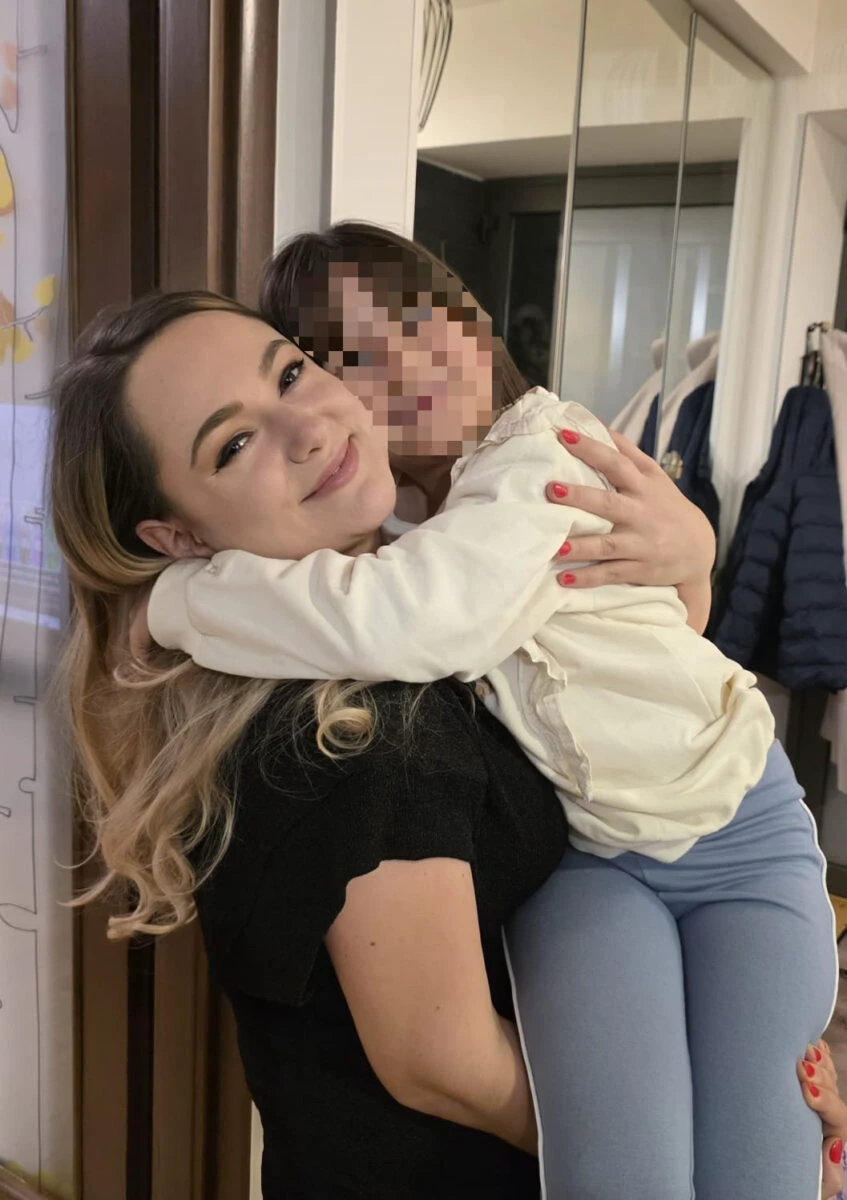 Avocata Irina Tomescu, alături de copilul pe care l-a reprezentat în instanță