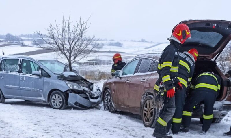 32 de localități din 15 județe, afectate de ninsori și viscol. Intervenții de urgență și pene de curent în mai multe zone
