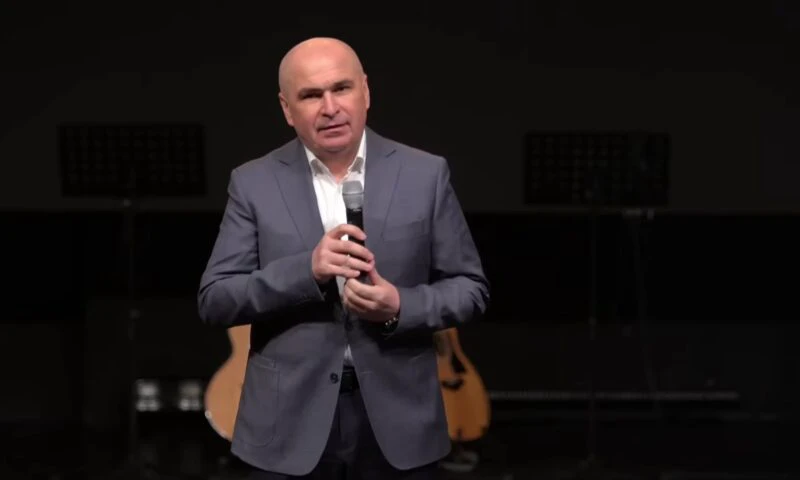 Ilie Bolojan, prezent la slujba de la Biserica Baptistă din Oradea. Pastorul s-a rugat pentru el și pentru țară