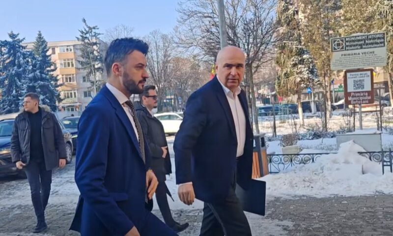 Bolojan, huiduit la sediul primăriei din Botoșani