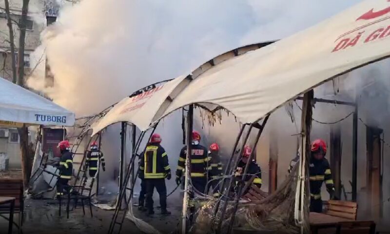 Incendiu puternic la un restaurant din Craiova. Pompierii intervin cu mai multe autospeciale