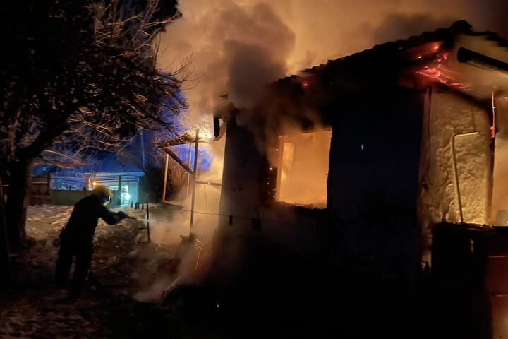 Gerul împinge oamenii să forțeze sobele. Două persoane au murit în incendii de locuință
